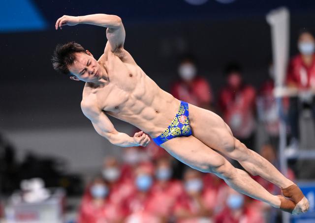 足球直播-伤病打不倒他！谢思埸带着钢钉加冕跳板“双冠王”